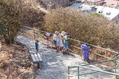 Georgia 'da bir parkta yürüyen çocuklar
