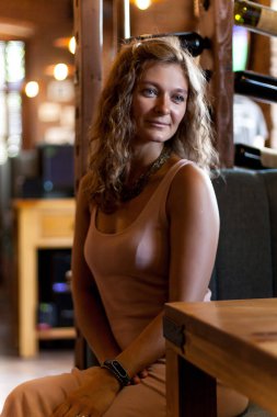 Güzel kıvırcık kız bir kafede oturuyor