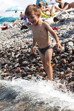 Deniz kıyısında yüzen çocuklar