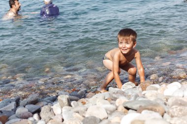 Deniz kıyısında yüzen çocuklar