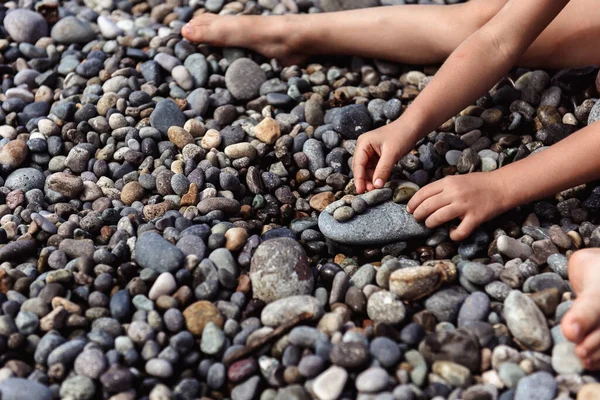 Petite Fille Jouant Avec Des Pierres Bord Mer — Photo