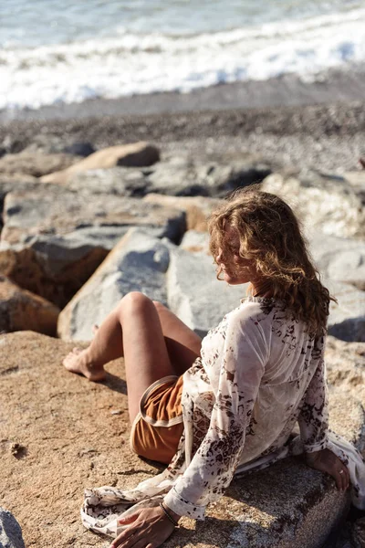 Frauen Sitzen Auf Steinen Meer — Stockfoto