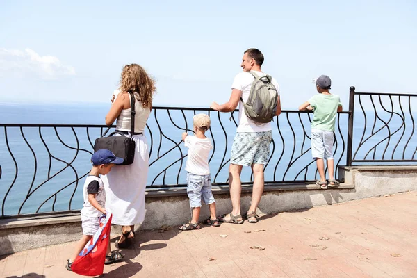 Familia Caminando Por Paseo Marítimo — Foto de Stock