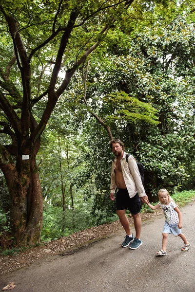 Babam Kızlarıyla Parkta Ele Yürüyor — Stok fotoğraf