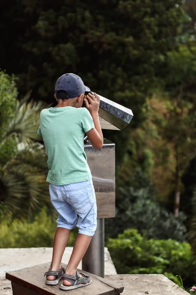Boy Mirando Través Los Binoculares Ciudad — Foto de Stock