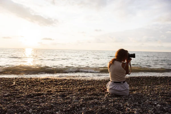 Woman Photographing Sunset Sea — Stock Photo, Image