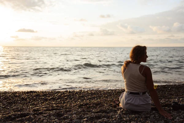 Woman Playing Sunset Sea — Stock Photo, Image