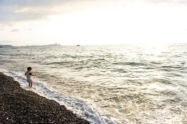 Boy Jugando Atardecer Junto Mar — Foto de Stock