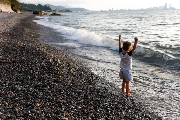 Ragazzo Che Gioca Tramonto Vicino Mare — Foto Stock