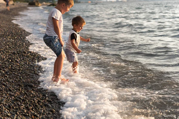 Çocuklar Gün Batımında Deniz Kenarında Oynuyorlar — Stok fotoğraf