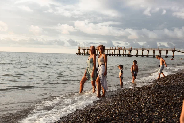 Fidanzate Tramonto Sul Mare — Foto Stock