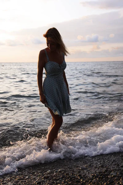 Frau Steht Bei Sonnenuntergang Meer — Stockfoto