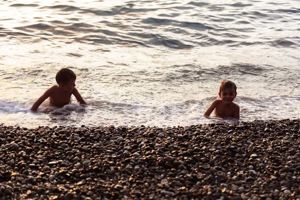 Children Swimming Sunset Seashore — Stock Photo, Image