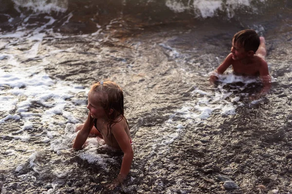Bambini Che Nuotano Tramonto Sulla Riva Del Mare — Foto Stock