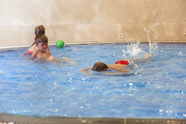 Bambini Che Nuotano Nella Piscina Dell Hotel — Foto Stock