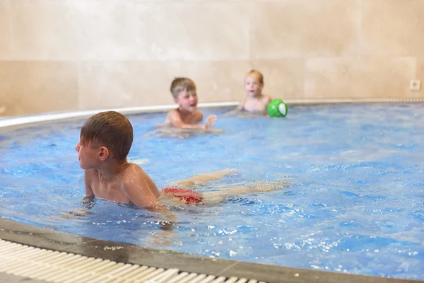 Bambini Che Nuotano Nella Piscina Dell Hotel — Foto Stock