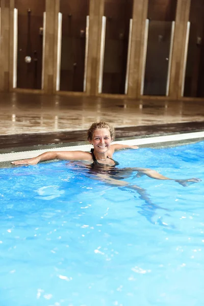 Donna Che Nuota Nella Piscina Dell Hotel — Foto Stock