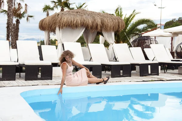 Mulher Sentada Beira Piscina Vestido — Fotografia de Stock