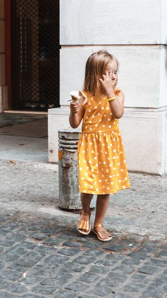 Petite Fille Dans Une Robe Jaune Manger Crème Glacée — Photo