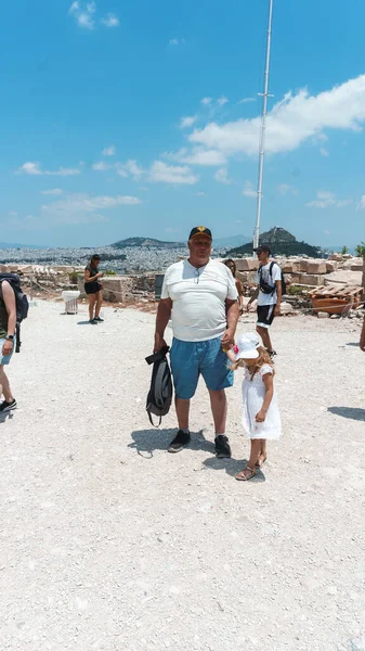 Büyükbabam Torunum Amfitiyatronun Arka Planında Yürüyorlar — Stok fotoğraf