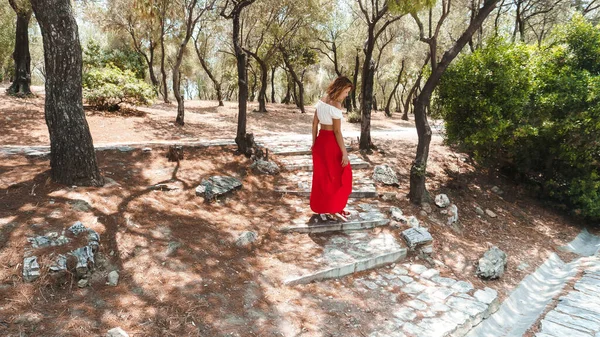 Mädchen Läuft Roten Rock Durch Den Park — Stockfoto