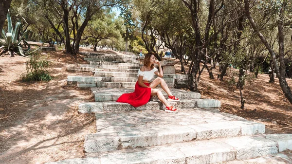 Chica Caminando Parque Una Falda Roja — Foto de Stock