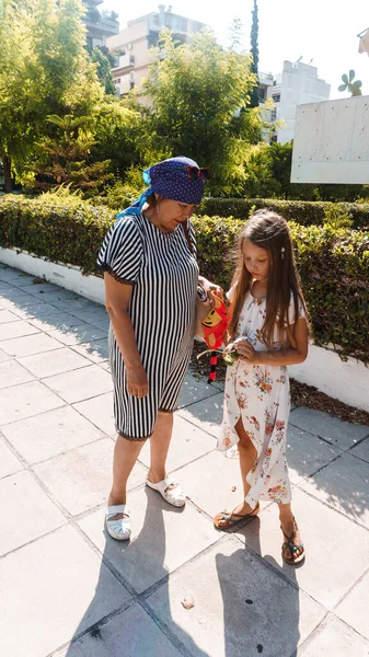 Abuela Caminando Con Nieta Caminando Ciudad Verano — Foto de Stock