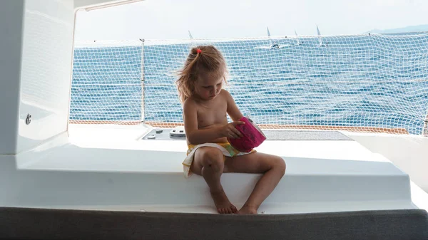 Klein Meisje Zittend Een Jacht Een Achtergrond Van Zee — Stockfoto