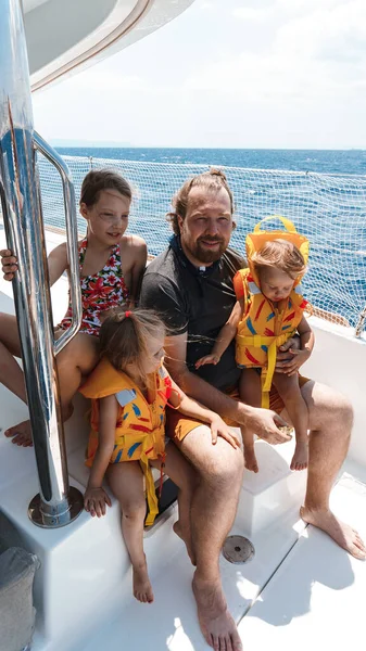 Papa Loopt Met Kinderen Een Jacht — Stockfoto