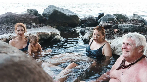 Familie Ligt Het Water Van Zee — Stockfoto