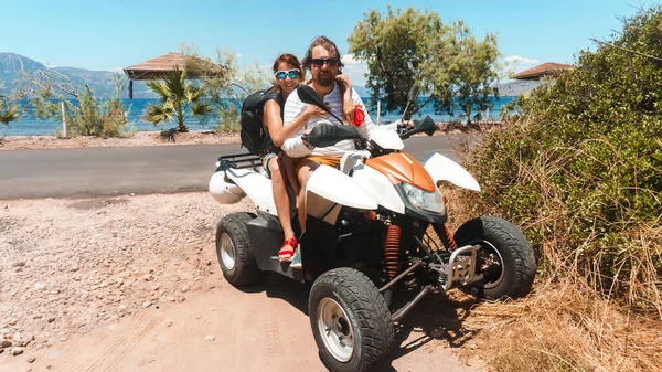 Homem Uma Mulher Montando Uma Ilha Uma Bicicleta Quad — Fotografia de Stock