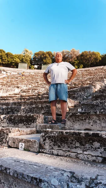 Homem Nos Degraus Anfiteatro — Fotografia de Stock