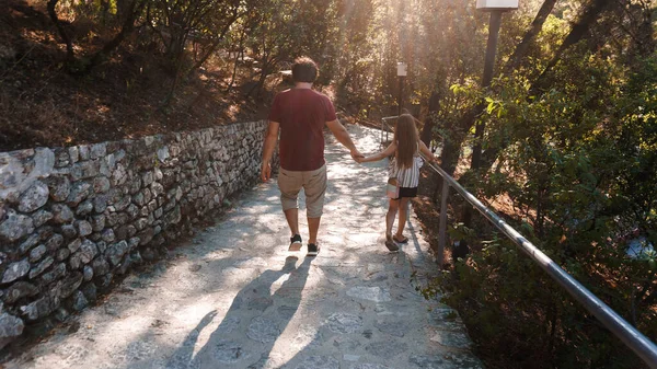 Baba Kızı Parkta Yürüyorlar — Stok fotoğraf