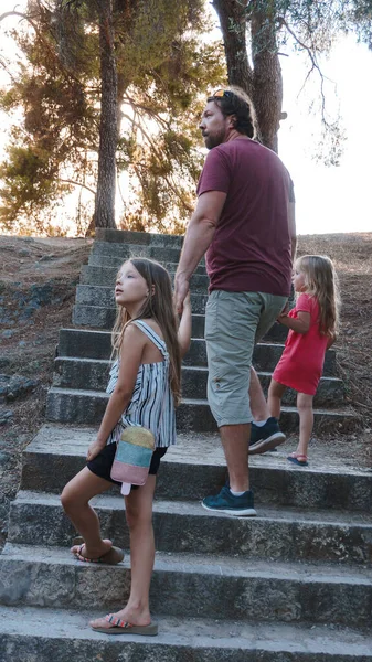 Apa Lányokkal Sétál Parkban — Stock Fotó