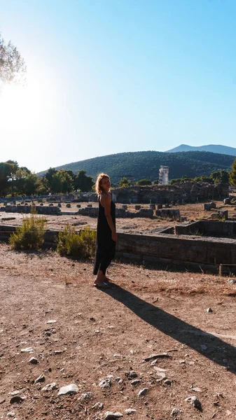 Arka Plandaki Kadınlar Doğadaki Bir Adada Amfitiyatro — Stok fotoğraf