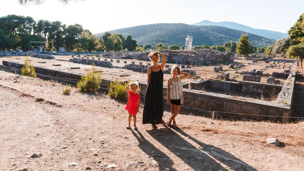 Mutter Mit Töchtern Hintergrund Amphitheater Auf Einer Insel Der Natur — Stockfoto