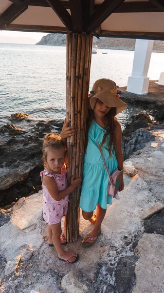Yunanistan Adalarında Yürüyen Bir Aile — Stok fotoğraf