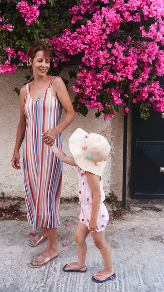 Anya Lányával Sétál Szigeten Egy Mellett Rózsaszín Virágokkal — Stock Fotó