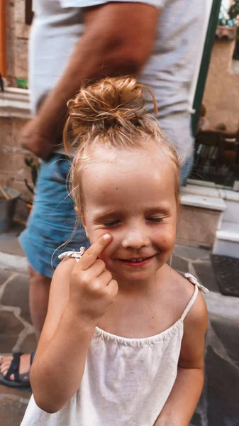 Портрет Маленької Дівчинки Сміється — стокове фото