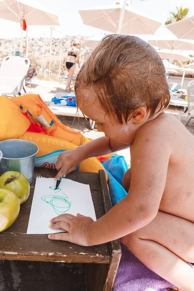 Хлопчик Малює Ручками Фетру Пляжі — стокове фото