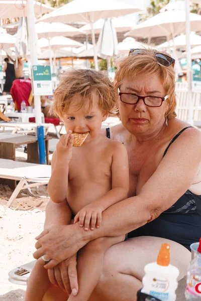 Familie Ruht Sich Unter Sonnenschirmen Strand Aus — Stockfoto