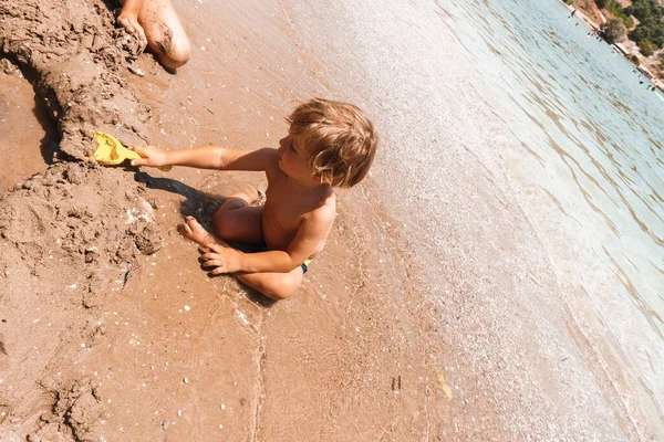 Kleine Jongen Die Aan Kust Speelt — Stockfoto