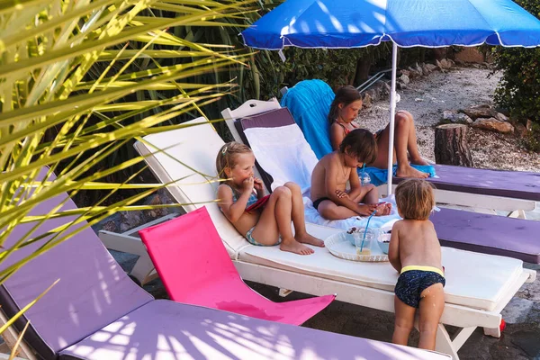 Crianças Sentadas Espreguiçadeiras Junto Piscina Com Gadgets — Fotografia de Stock