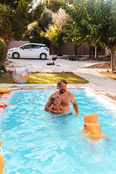 Zijn Zoon Zwemmen Het Zwembad Bij Het Huis — Stockfoto