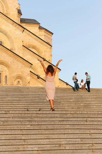 Fille Près Temple Dans Soleil Couchant — Photo