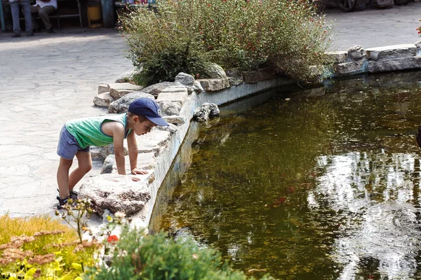 Malý Chlapec Procházející Městě Rybníka — Stock fotografie