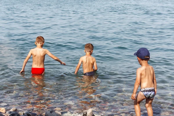 Niños Nadando Orilla Del Mar — Foto de Stock