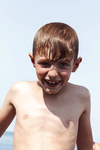 Ragazzi Che Nuotano Sulla Spiaggia — Foto Stock