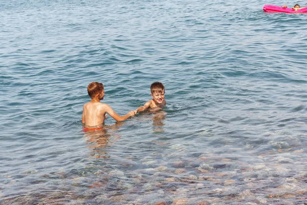 Niños Nadando Orilla Del Mar — Foto de Stock