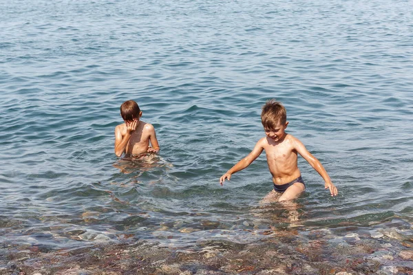 Niños Nadando Orilla Del Mar — Foto de Stock